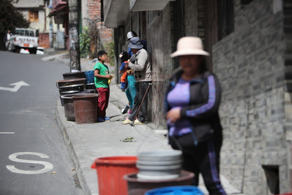 Personas en el sur de Quito esperando para abastecerse de agua.