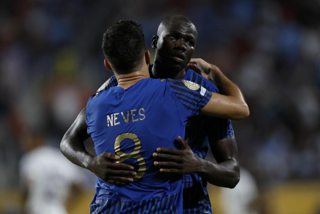 Ruben Neves (i) celebra el gol de Kalidou Koulibaly durante un partido de la Copa Mundial de Clubes entre Manchester City y Al Hilal en Orlando, Florida.