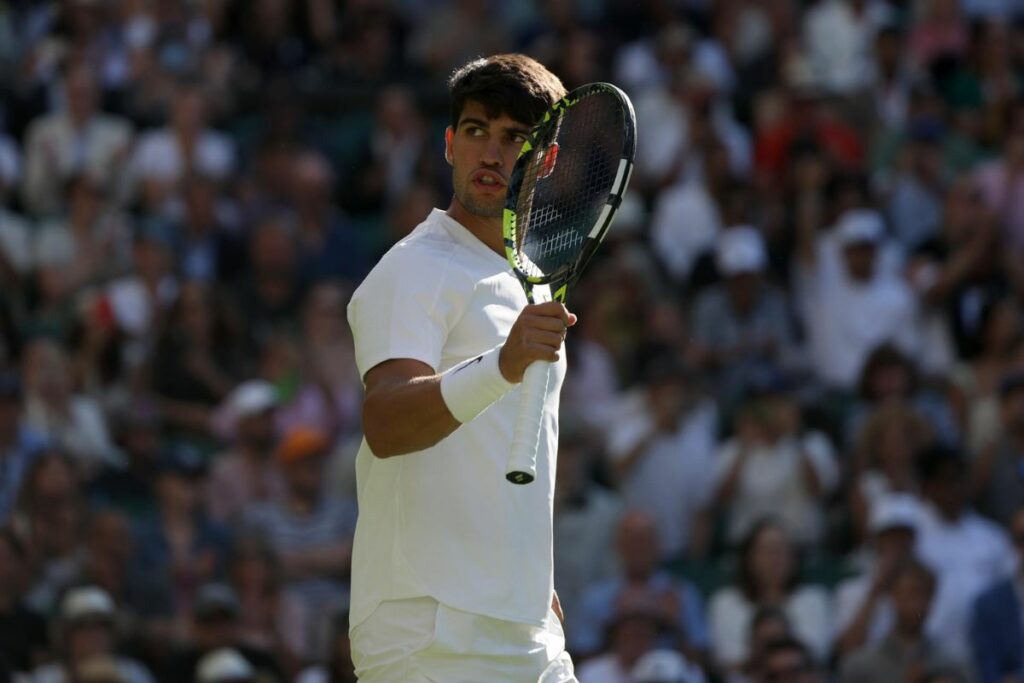 Carlos Alcaraz celebra la victoria de su partido de segunda ronda masculina contra Oliver Tarvet de Gran Bretaña en el Campeonato de Wimbledon.