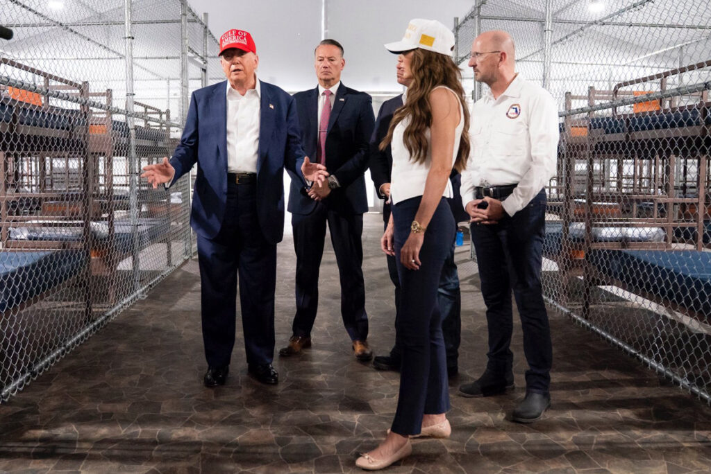 Fotografía tomada de una publicación en la red social X de @Sec_Noem donde se observa al presidente de los Estados Unidos, Donal Trump.