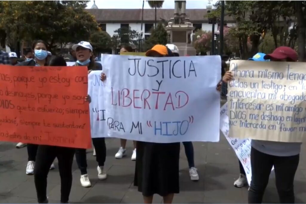 Los familiares de los militares investigados por la fuga de alias 'Fede' volvieron a protestar, esta vez en los exteriores del Palacio de Carondelet.
