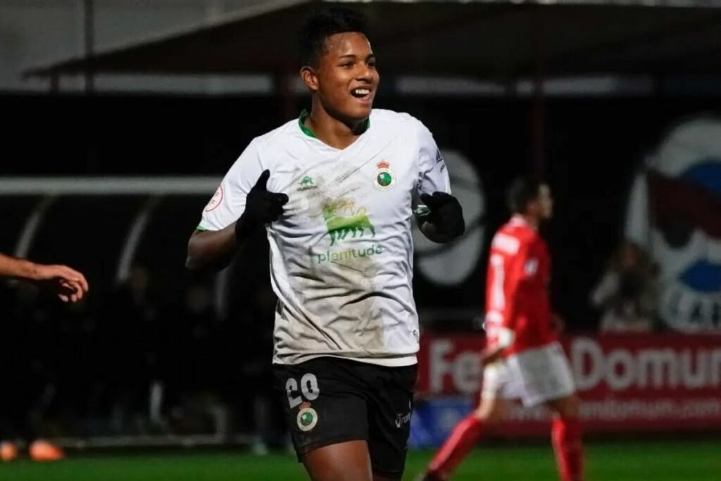 Jeremy Arévalo celebra un gol con el Racing de Santander de España.