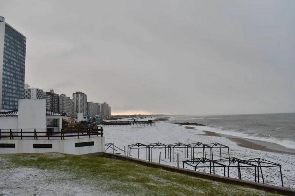 Fotografía de una playa cubierta de nieve este lunes, en Miramar (Argentina).