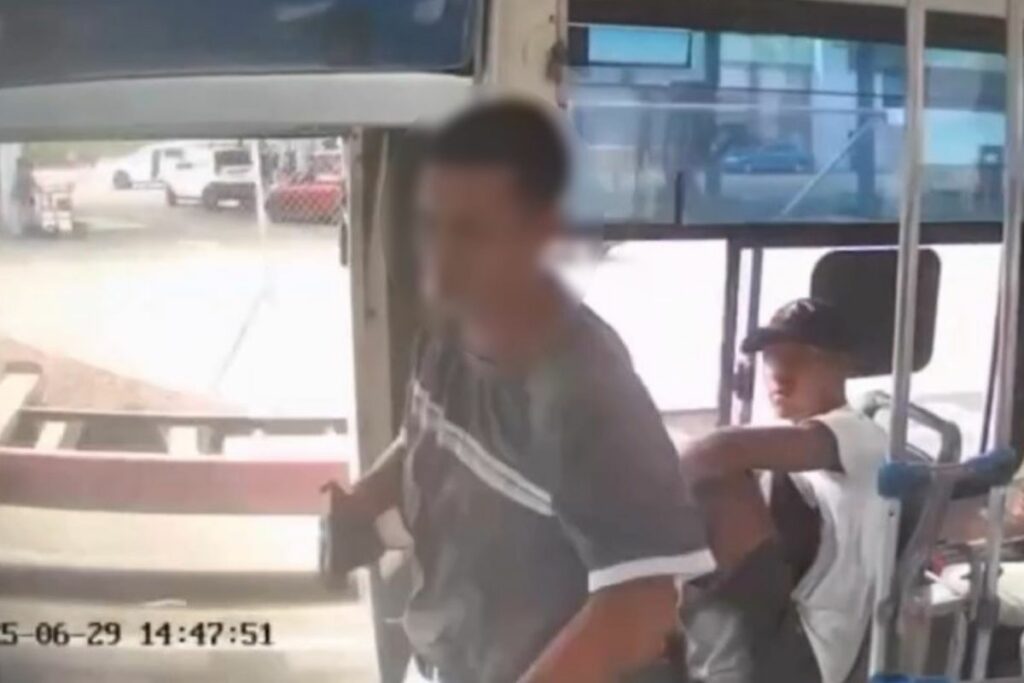 El ahora capturado amenazó con un arma de fuego a los pasajeros de un bus en Guayaquil