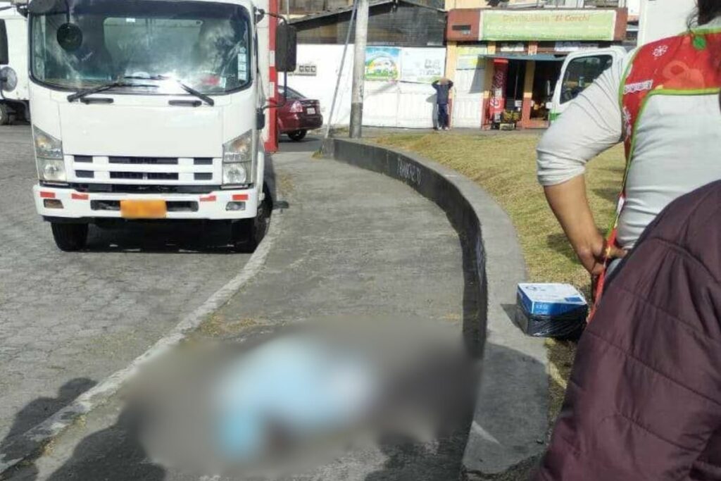 El crimen se produjo frente al mercado de La Ofelia, en el norte de Quito