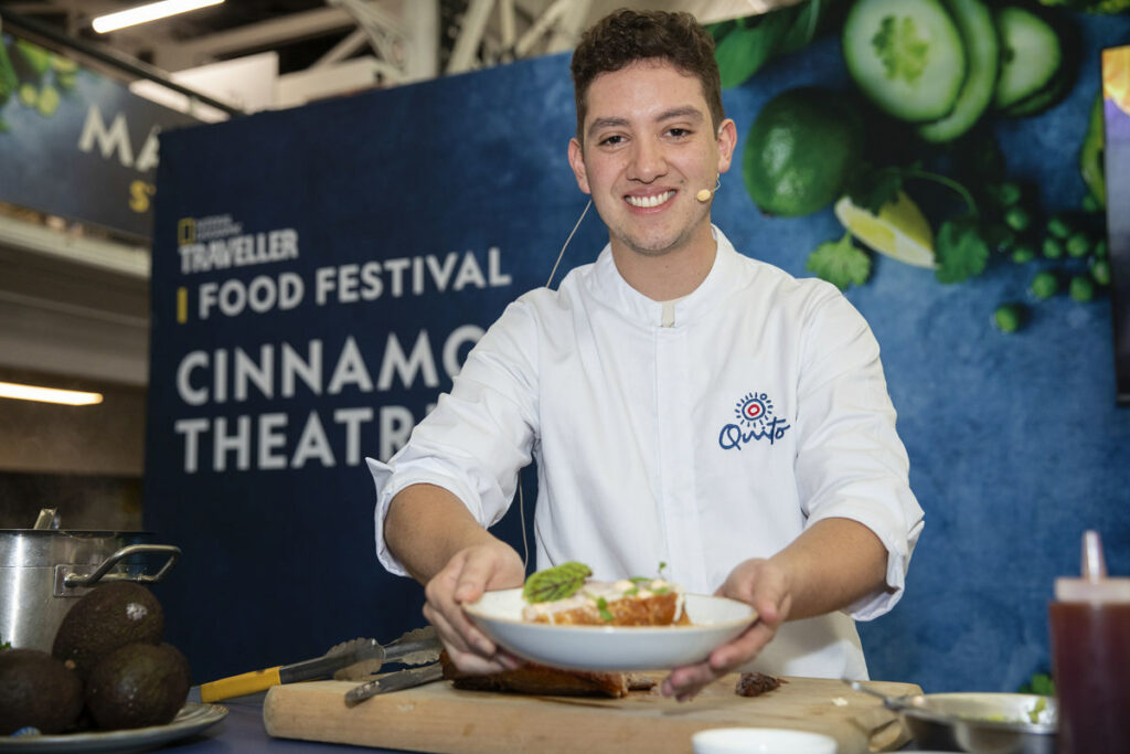 Sebastián Espinoza muestra el locro de papa, tras su clase magistral en el festival gastronómico de National Geographic (National Geographic Traveller Food Festival), este sábado en Londres.