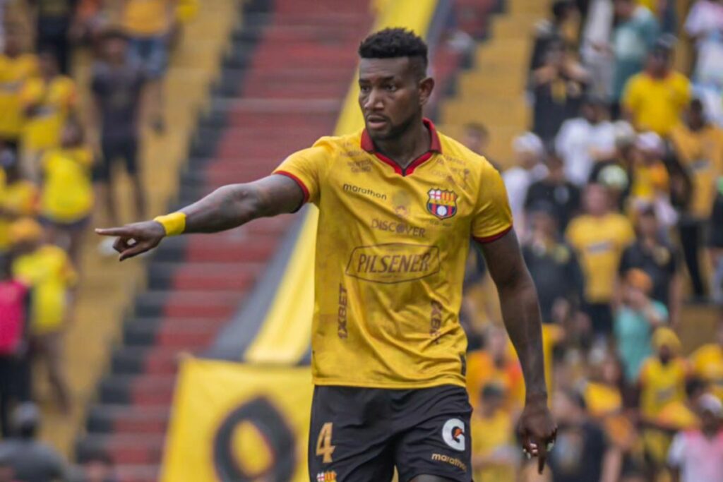 Gustavo Vallecilla con la camiseta de Barcelona SC en un partido de la Liga Pro 2025.