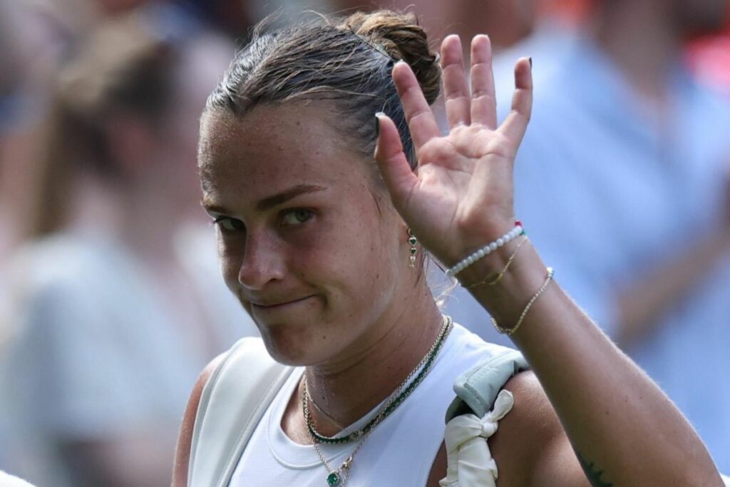 Aryna Sabalenka, de Bielorrusia, abandona la cancha tras perder la semifinal de individuales femeninos ante Amanda Anisimova en Wimbledon.