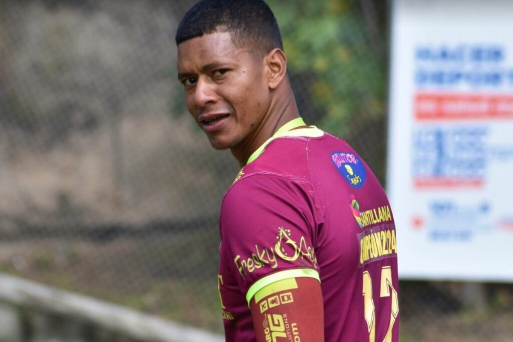 Adrián Bone en un partido con Miguel Iturralde en la temporada 2025.