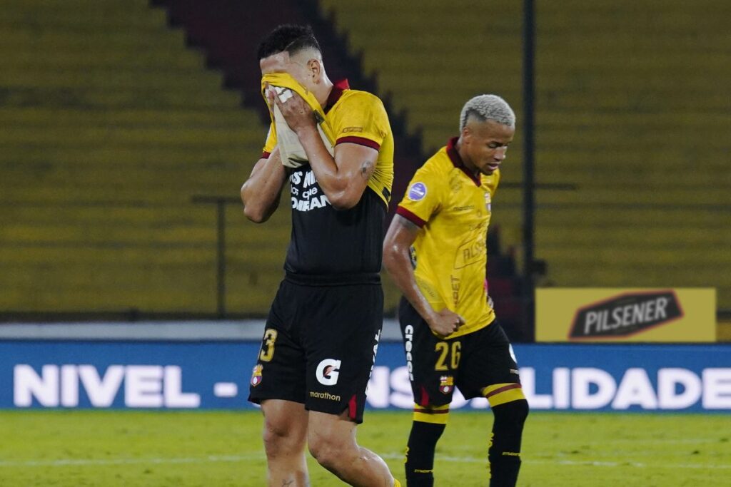 Miguel Parrales (i) y Byron Castillo se lamentan el empate 1-1 ante Técnico Universitario en la Liga Pro 2025.