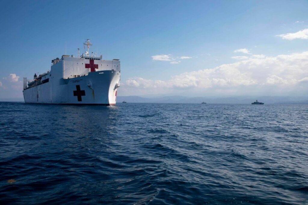 El buque hospital de la Armada de los Estados Unidos llega a Ecuador.