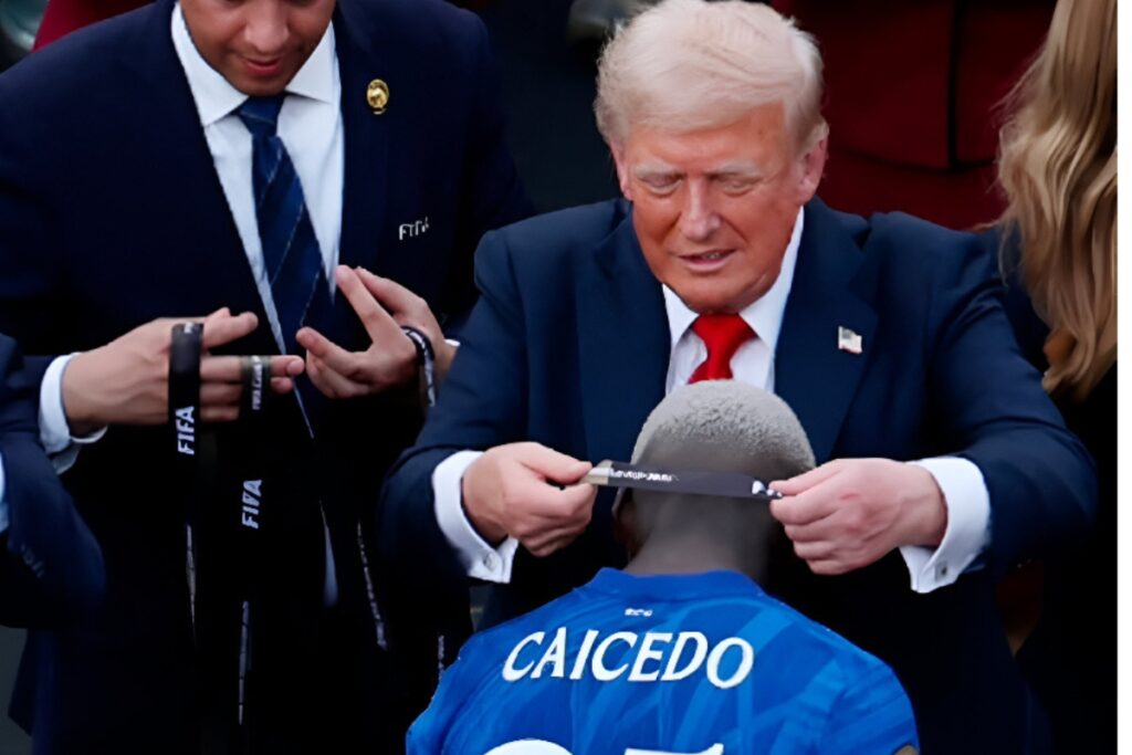 Donald Trump entregó la medalla de campeón a Moisés Caicedo.