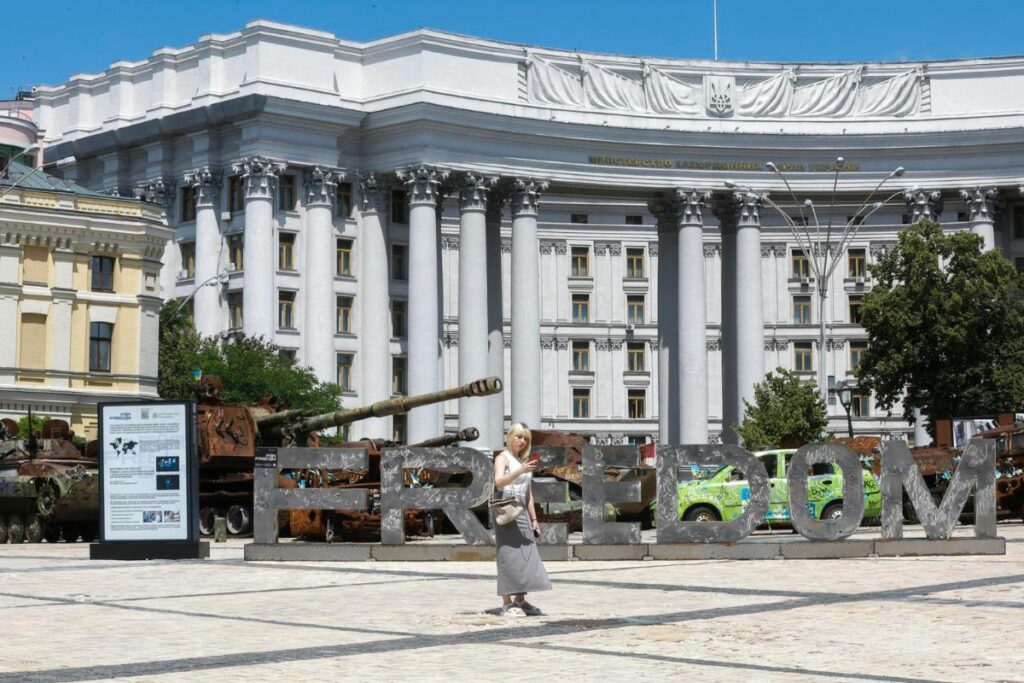 La gente camina entre equipos militares rusos destruidos y vehículos civiles ucranianos dañados, expuestos cerca de la Catedral de San Mykhailivsky en Kiev.