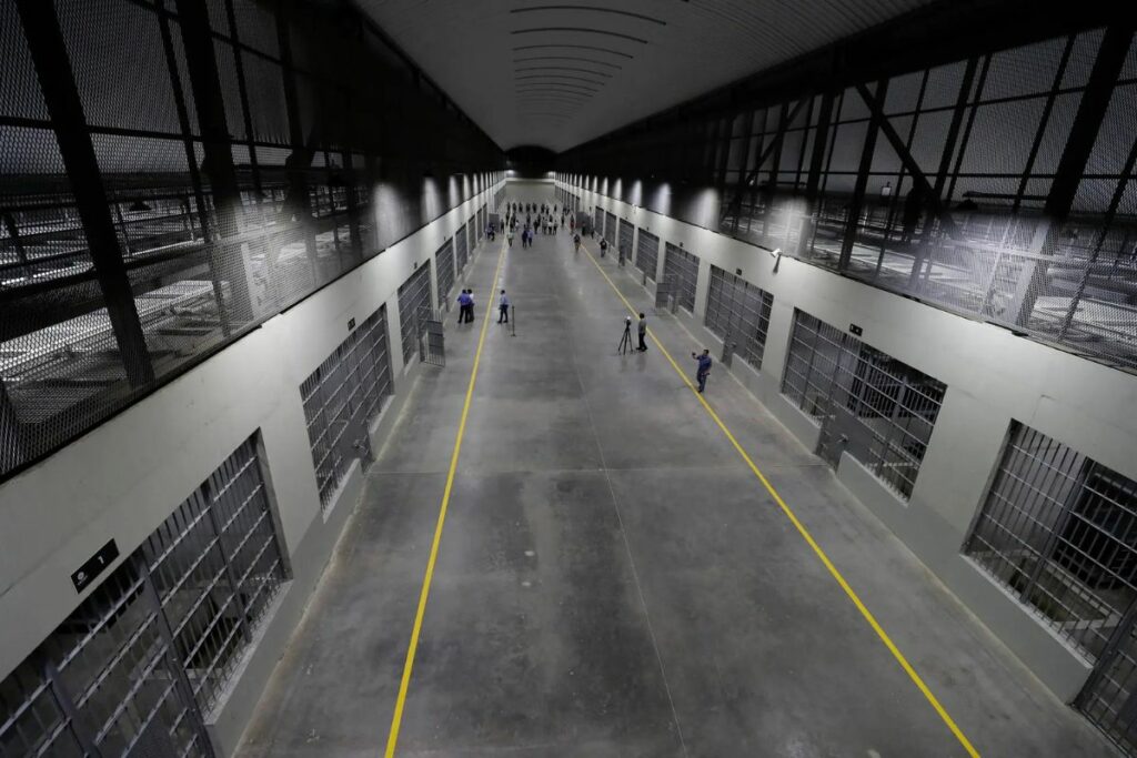 Fotografía de archivo del interior del Centro de Confinamiento del Terrorismo (CECOT), en El Salvador.