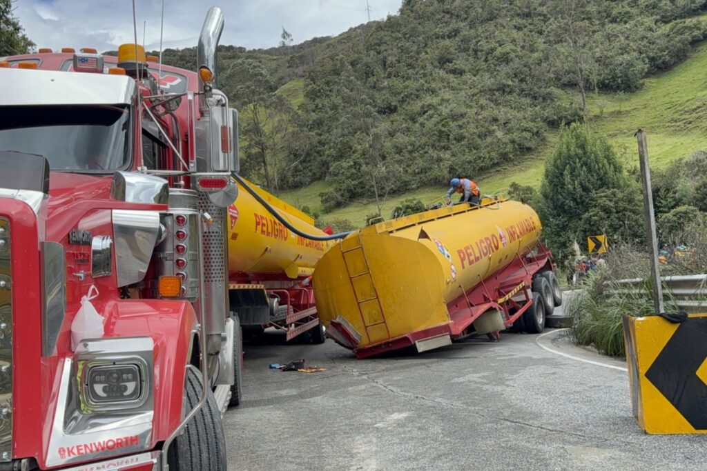 Al cierre vial por el derrame de combustible en Gualaceo, Azuay; se suma afectaciones al abastecimiento de agua potable.