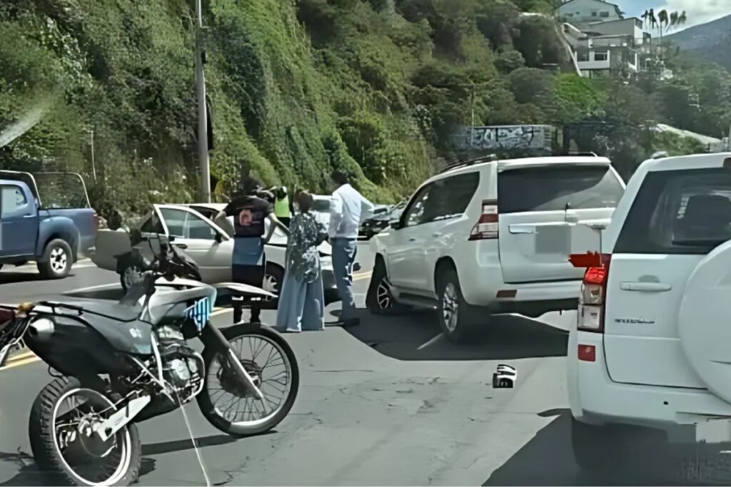 Un cierre vial por un siniestro de tránsito en la avenida Oswaldo Guayasamín se registró este viernes.