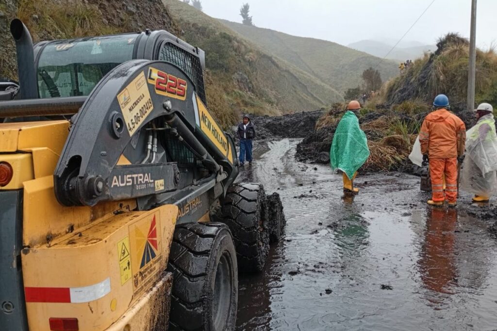 un carril en el sector de Quesera Loma, vía Riobamba -Cebadas - El Atillo, está habilitado por deslizamiento de material.