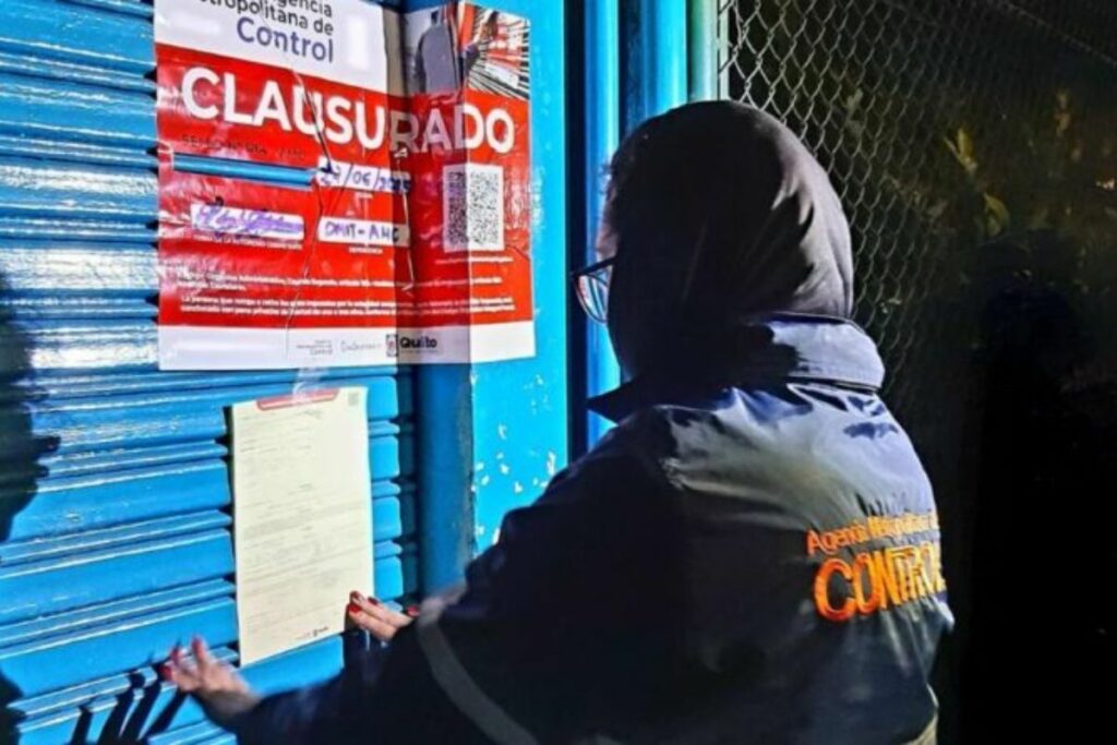 Autoridades clausuraron locales de entretenimiento nocturno, en Quito.