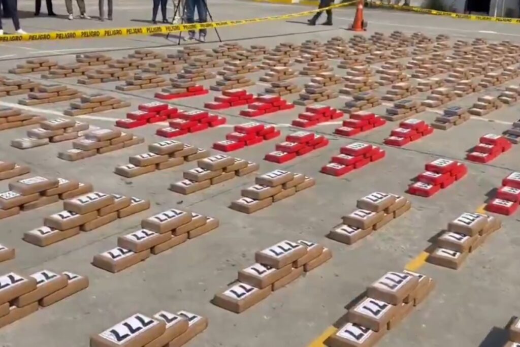 El Bloque de Seguridad encontró cientos de paquetes de cocaína en Manta, Manabí.