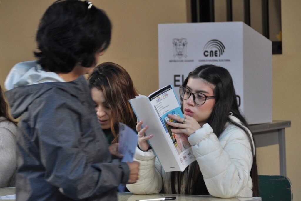 Ciudadanos ejercieron su voto en Cuenca durante la segunda vuelta presidencial de 2025.
