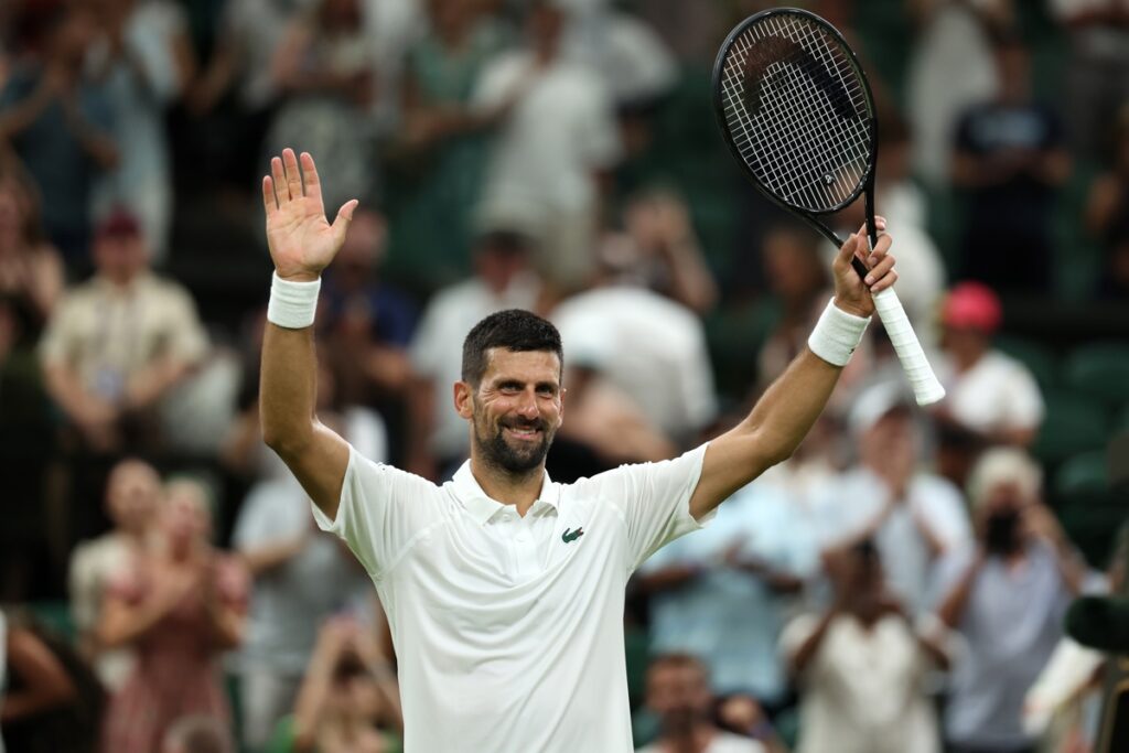 Novak Djokovic celebra su triunfo en su debut en Wimbledon.