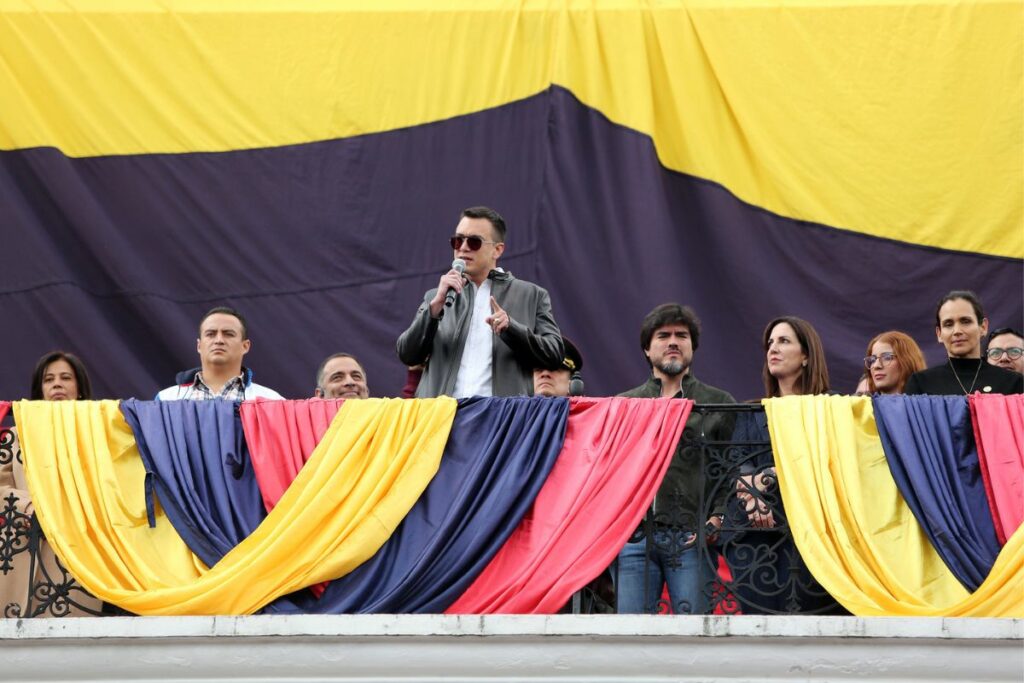 El 5 de enero de 2025, el presidente de la República, Daniel Noboa, saludó con ciudadanos que se dieron cita en la Plaza de la Independencia para apoyar su gestión gubernamental.