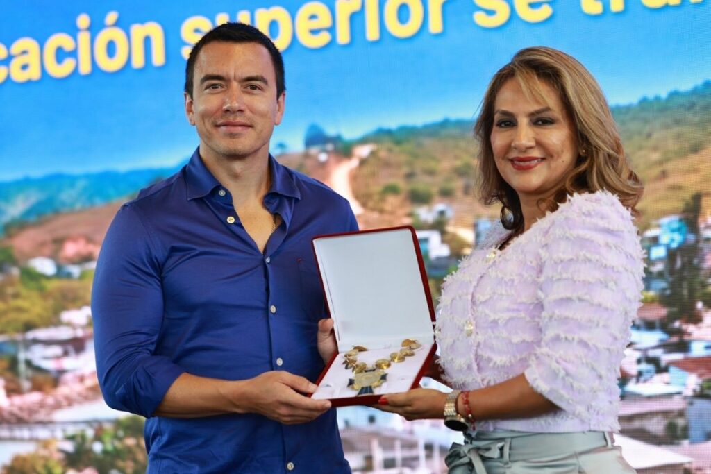 Daniel Noboa recibiendo el reconocimiento Matilde Hidalgo durante un evento en Santa Elena