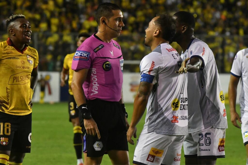 Guillermo Guerrero (c) fue el juez central del juego entre Delfín vs. Barcelona SC por la Liga Pro 2025.