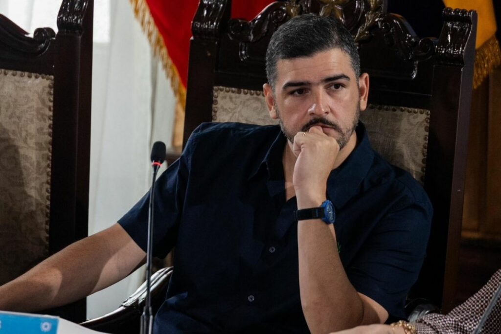 Aquiles Alvarez protagonizó un enfrentamiento verbal y físico con Danny Torres, dirigente de Chongón