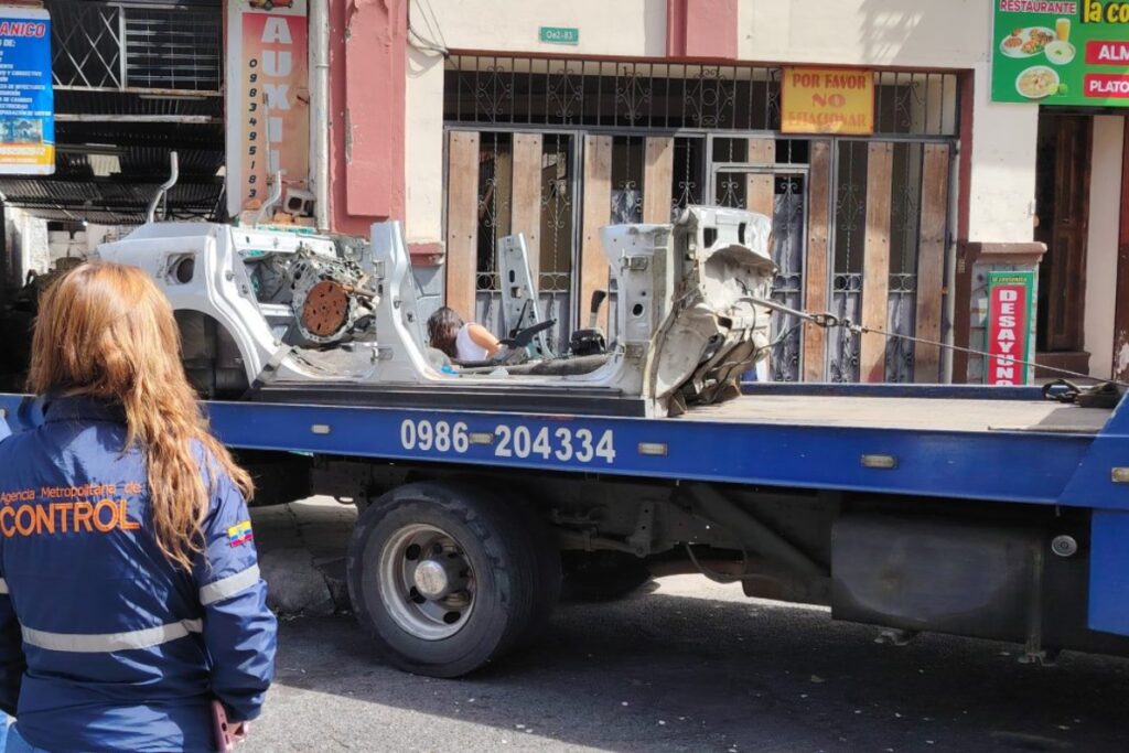 Un taller supuestamente funcionaba como deshuesadero en Quito.