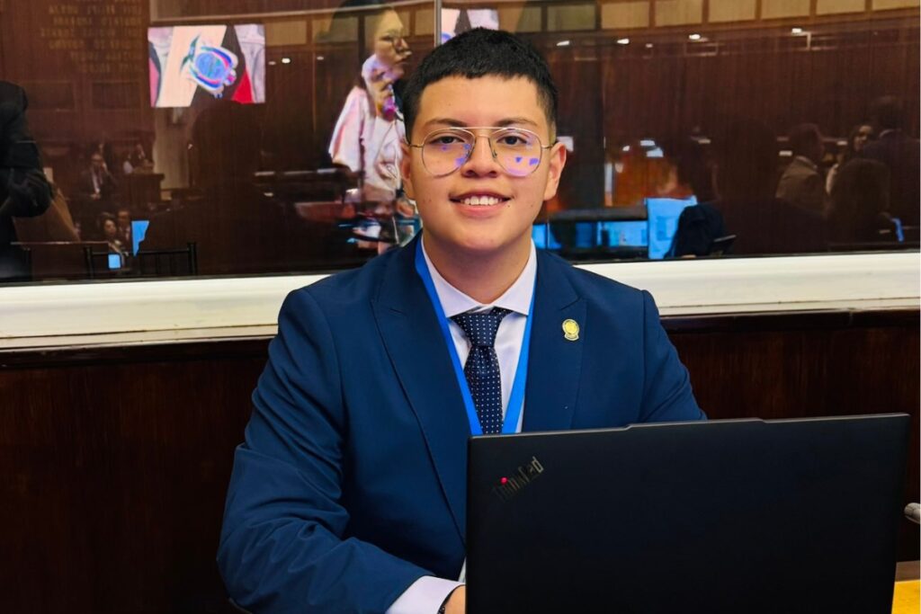 Dominique Serrano, de 19 años, durante una sesión en el Pleno de la Asamblea Nacional.