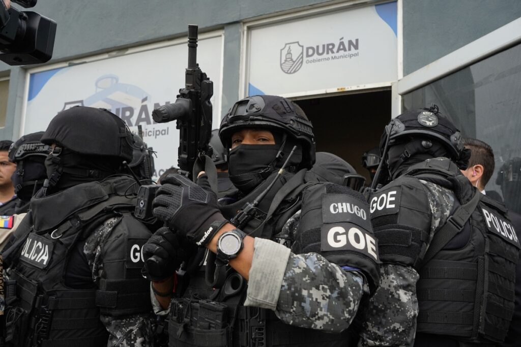 Ministro Jhon Reimberg y comandante Pablo Dávila lideran operativo en entidades de tránsito de Durán.