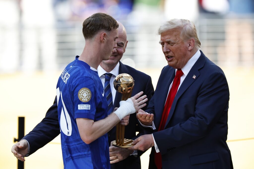 Cole Palmer (izq.), jugador del Chelsea, junto a Donald Trump (der.) en la final del Mundial de Clubes.