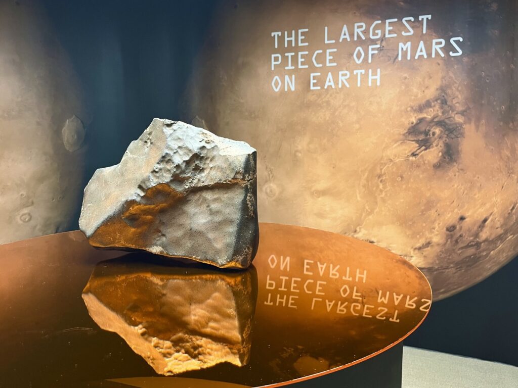 El meteorito más grande de Marte, en la casa de subastas de Sotheby's en Nueva York (EE.UU.) Foto: EFE