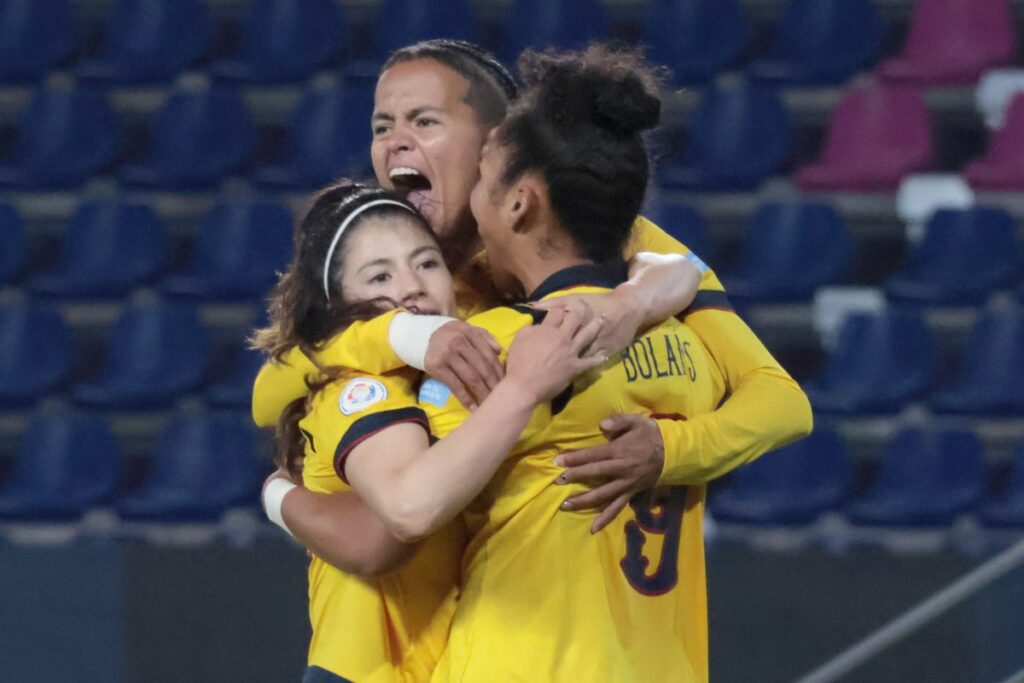Emily Arias (i), Justine Cuadra y Nayely Bolaños celebran uno de los goles de Ecuador marcados a Uruguay en la Copa América Femenina 2025.