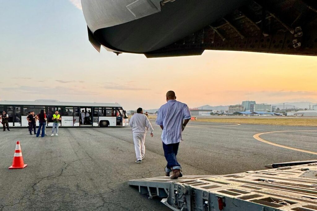 Ecuatorianos deportados desde EE.UU. llegaron a Guayaquil.