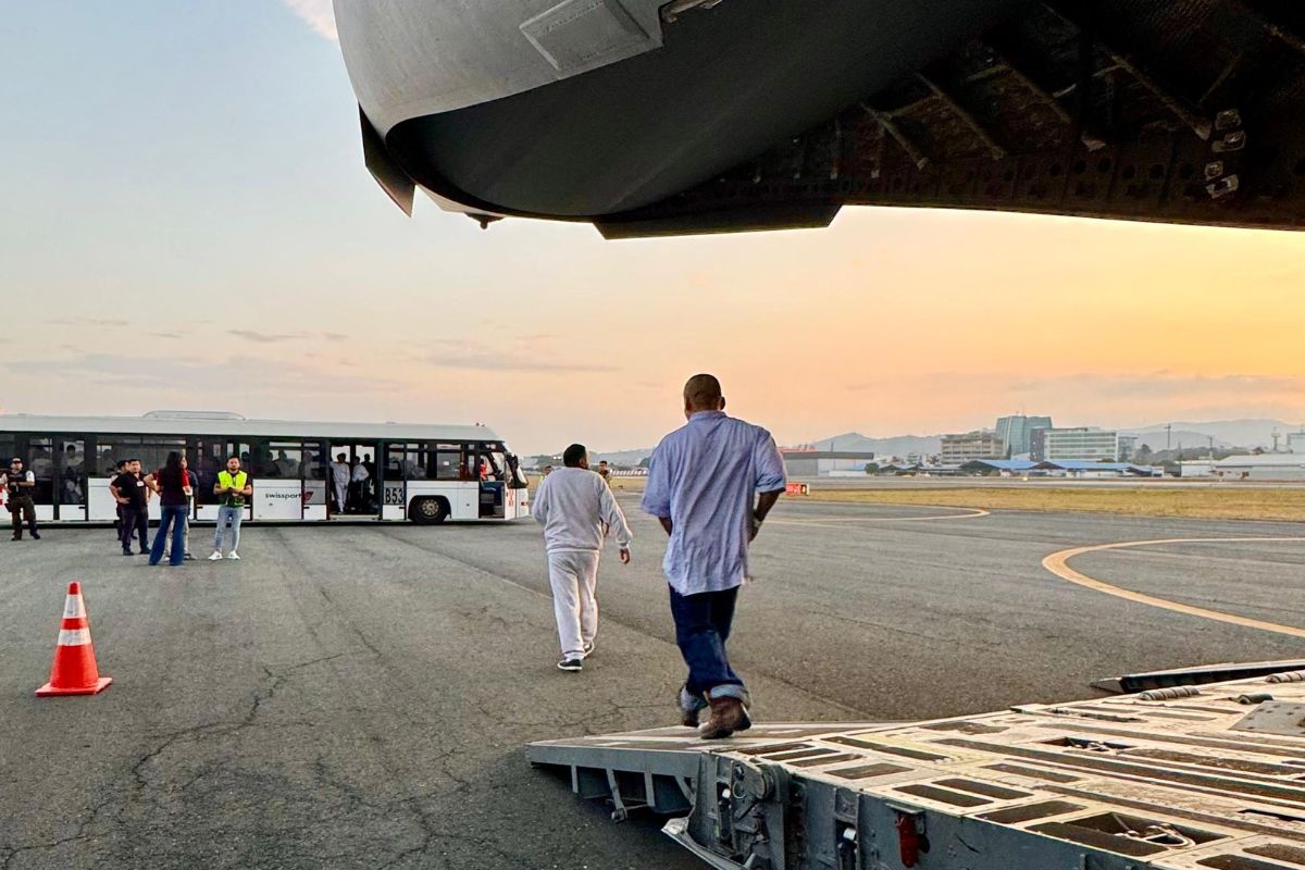 Ecuatorianos deportados desde EE.UU. llegaron a Guayaquil; Embajada de ese  país informa sobre ayuda para volver - El Comercio