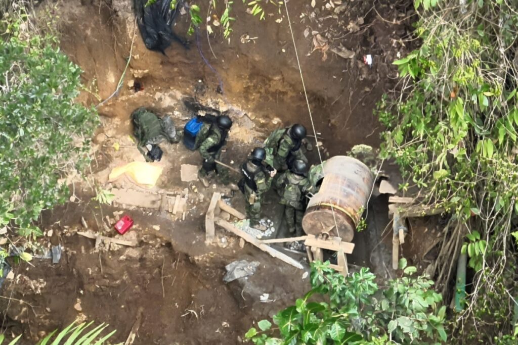 Militares ecuatorianos avanzan sobre zonas críticas de minería ilegal en Imbabura.