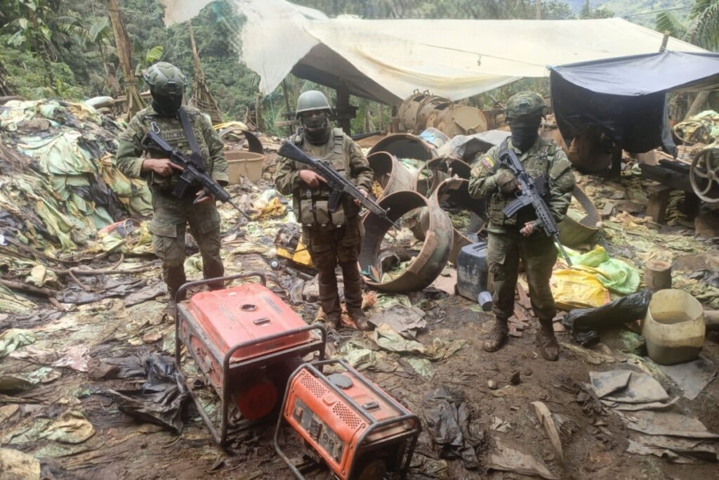 Los operativos del Ejército contra la minería ilegal se dan un día después del fallecimiento de un militar.