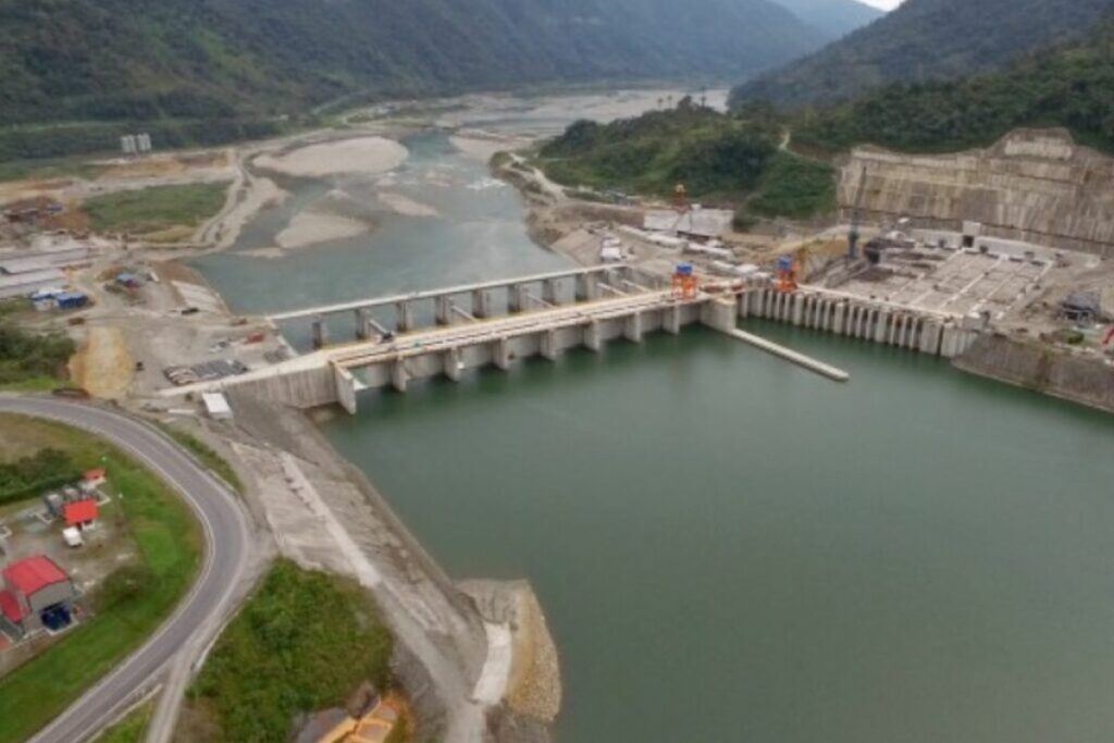 El Gobierno informó cuántos MW generan las ocho centrales hidroeléctricas sobre las que se dispuso la suspensión y hay proyectos en curso. • Foto: Presidencia (Archivo).