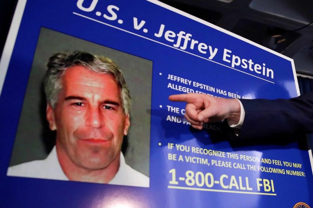 Vista de la ficha criminal del financiero estadounidense Jeffrey Epstein, en una fotografía de archivo.