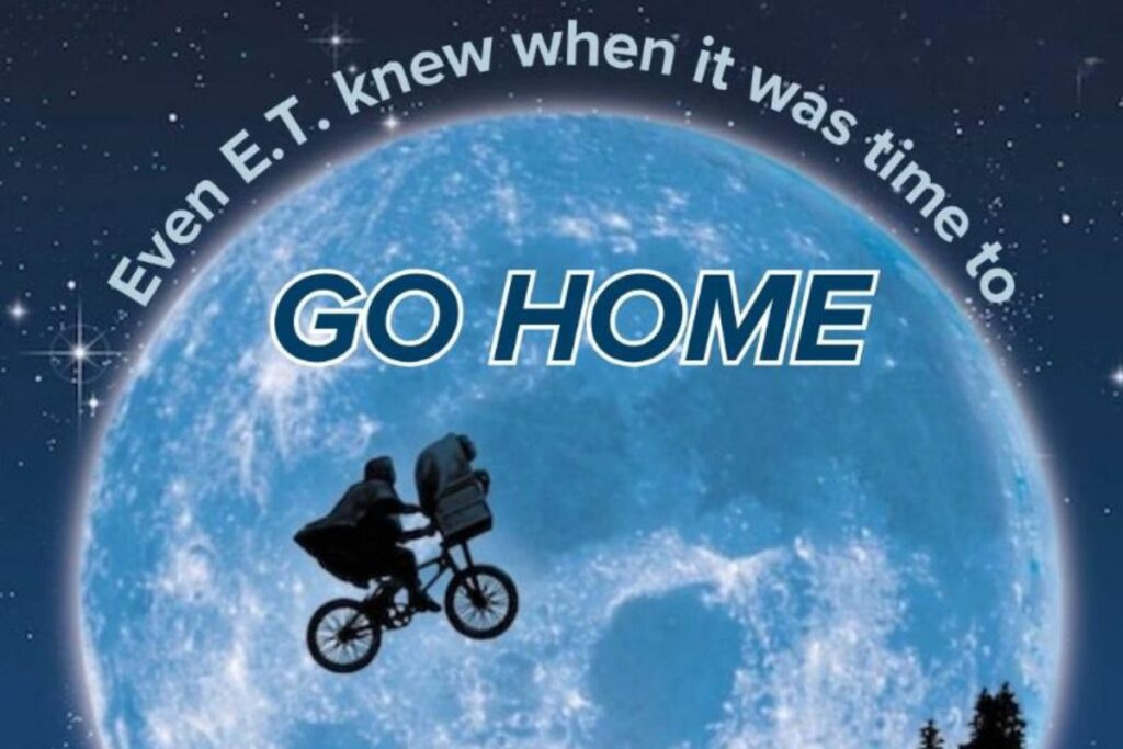 La imagen utilizada muestra la escena icónica de las bicicletas volando frente a la luna, de la película de E.T., el extraterreste.