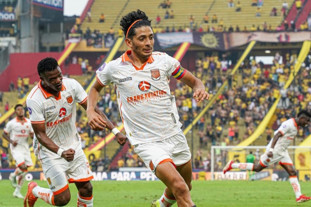 Iván Frangoy Zambrano celebra un gol marcado con Libertad en la Liga Pro 2025.