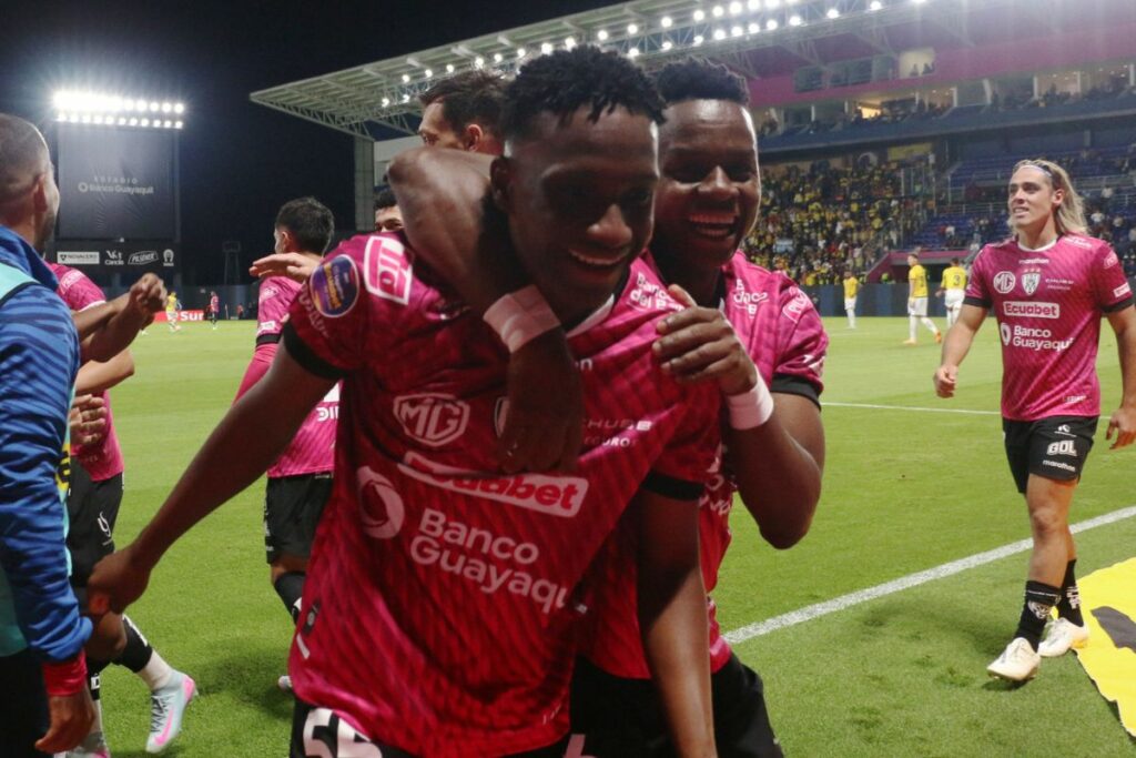 Darwin Guagua y Juan Cazares celebran un gol de Independiente del Valle en la Liga Pro 2025.