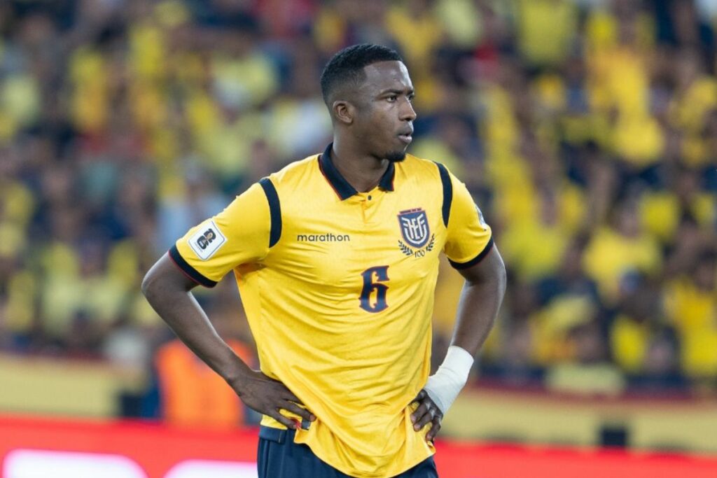 Willian Pacho con la Selección de Ecuador en las eliminatorias al Mundial 2026.