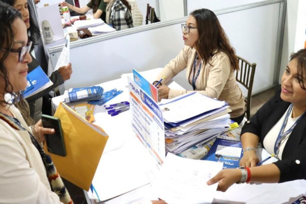 Imagen de una Feria de Empleo en Quito.
