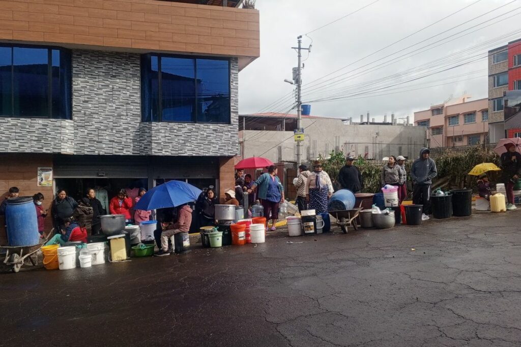Moradores de Paquisha, en el sur de Quito, esperaron por horas para conseguir agua tras la rotura de una tubería del sistema Mica – Quito Sur.