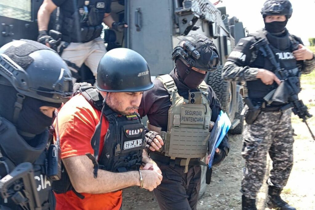 Momento en el que 'Fito' fue sacado de la cárcel La Roca, para ser llevado a EE.UU.
