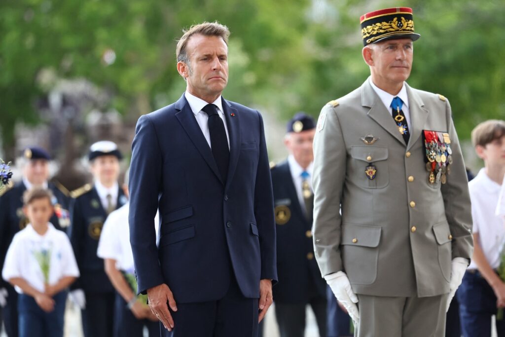 El presidente francés, Emmanuel Macron, y el gobernador militar de París, Loic Mizon, asisten a una ceremonia para celebrar el centenario de la asociación.