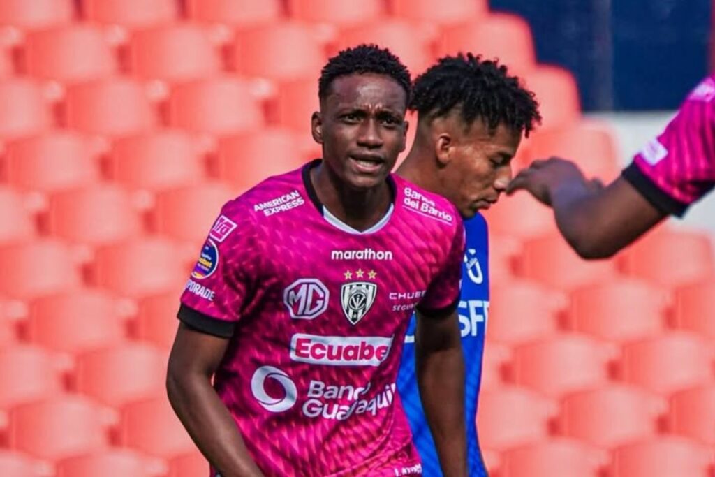 Darwin Guagua celebra el primer gol marcado en su carrera con Independiente del Valle en la Liga Pro 2025.